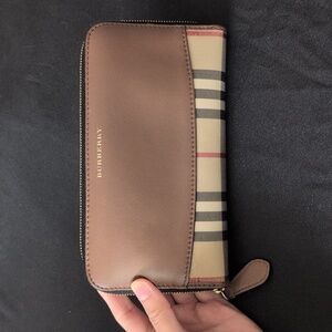 Burberry Calfskin Housecheck Elmore Zippy Wallet